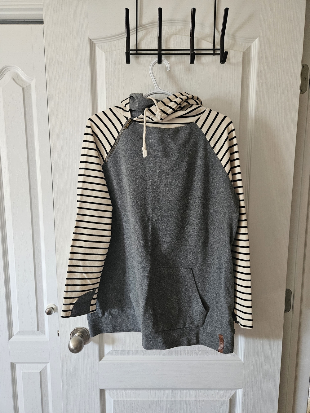 Striped-Sleeve Hooded Pullover Sweatshirt - Gray & Cream